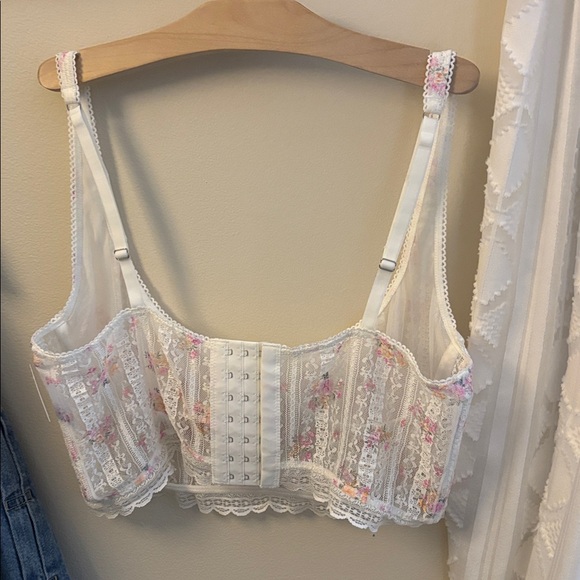 Floral Lace Crop Top - Picture 3 of 6